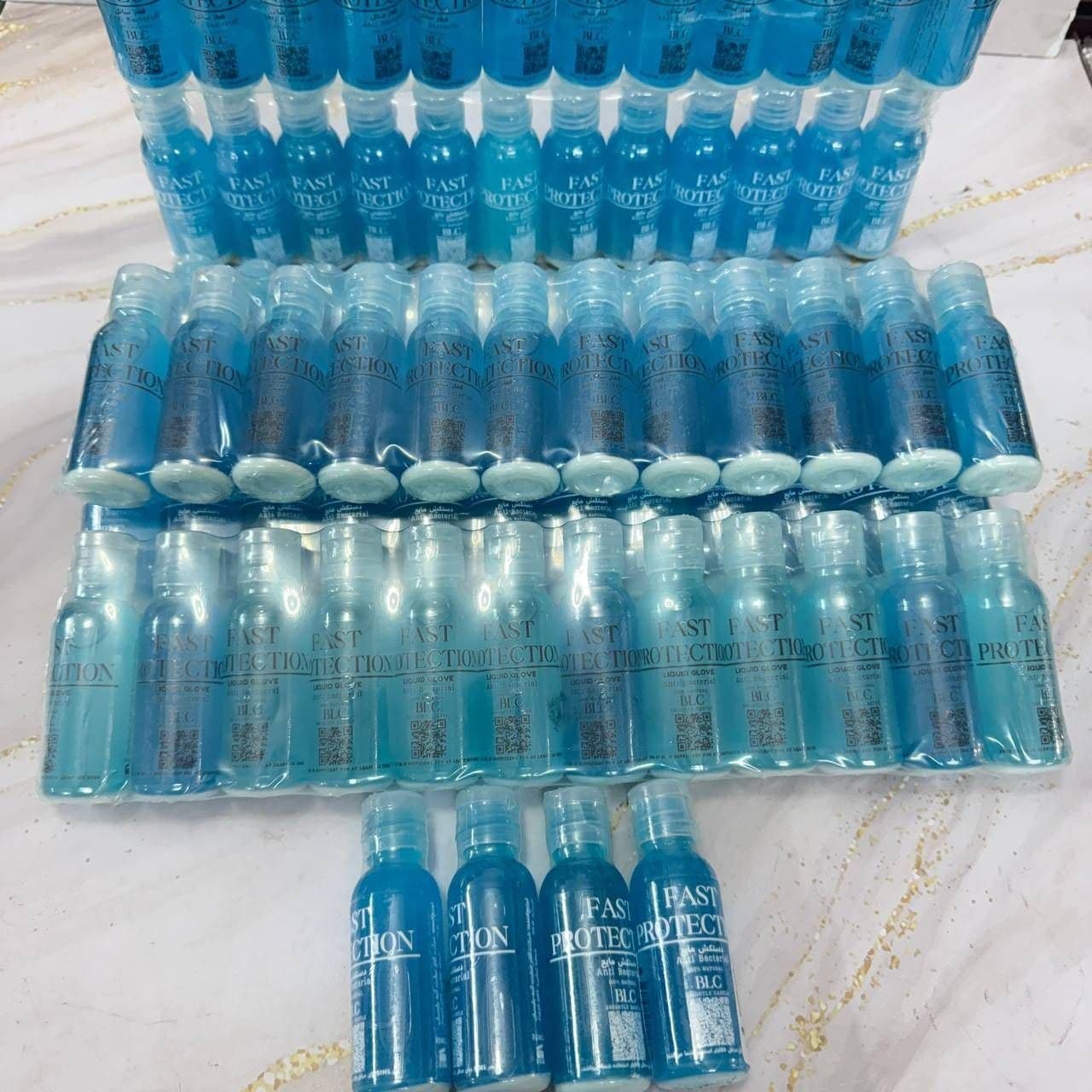 دستکش مایع رزین مال از نمای جلو در دسته ی ابزار
