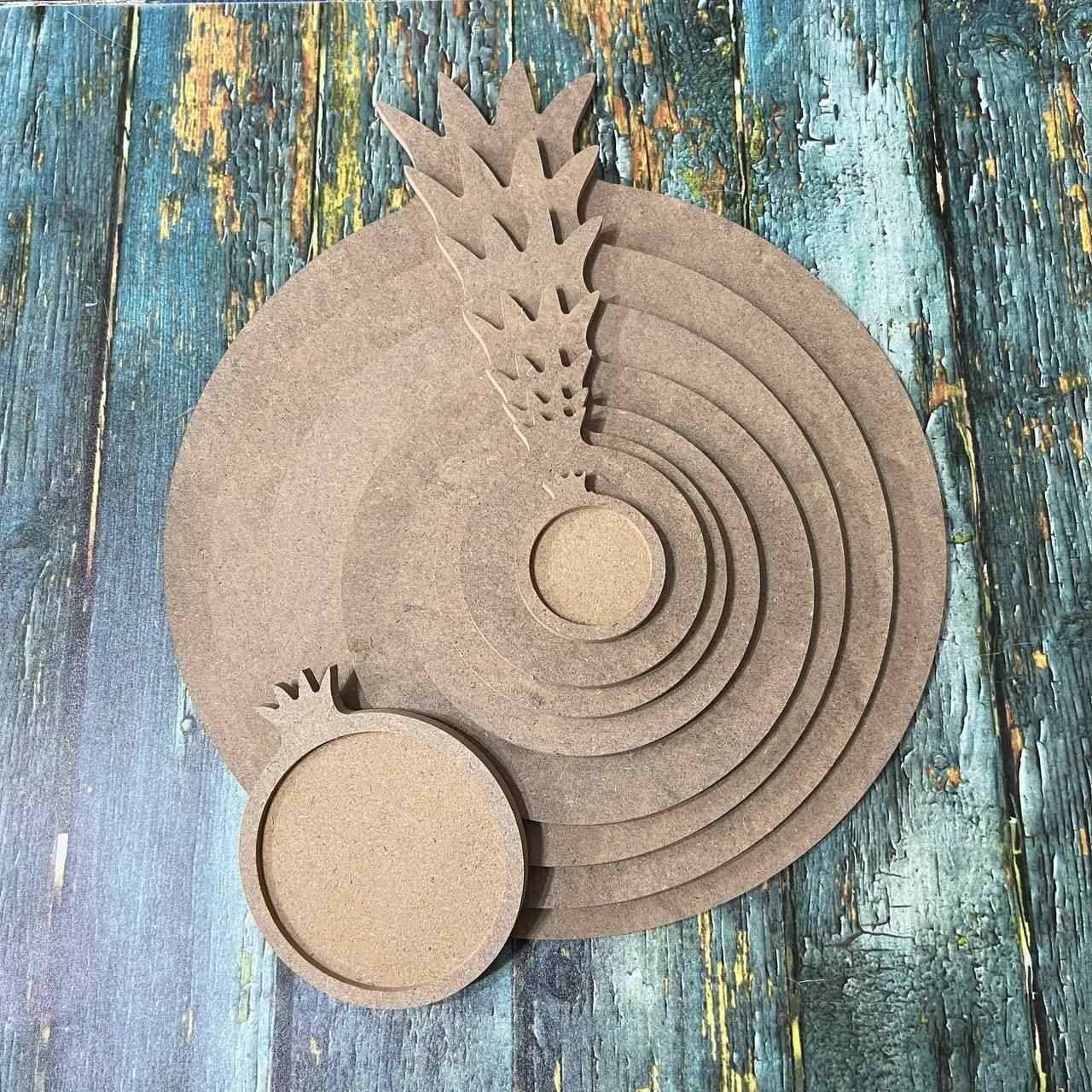 چندین انار چوبی روی هم از نمای بالا