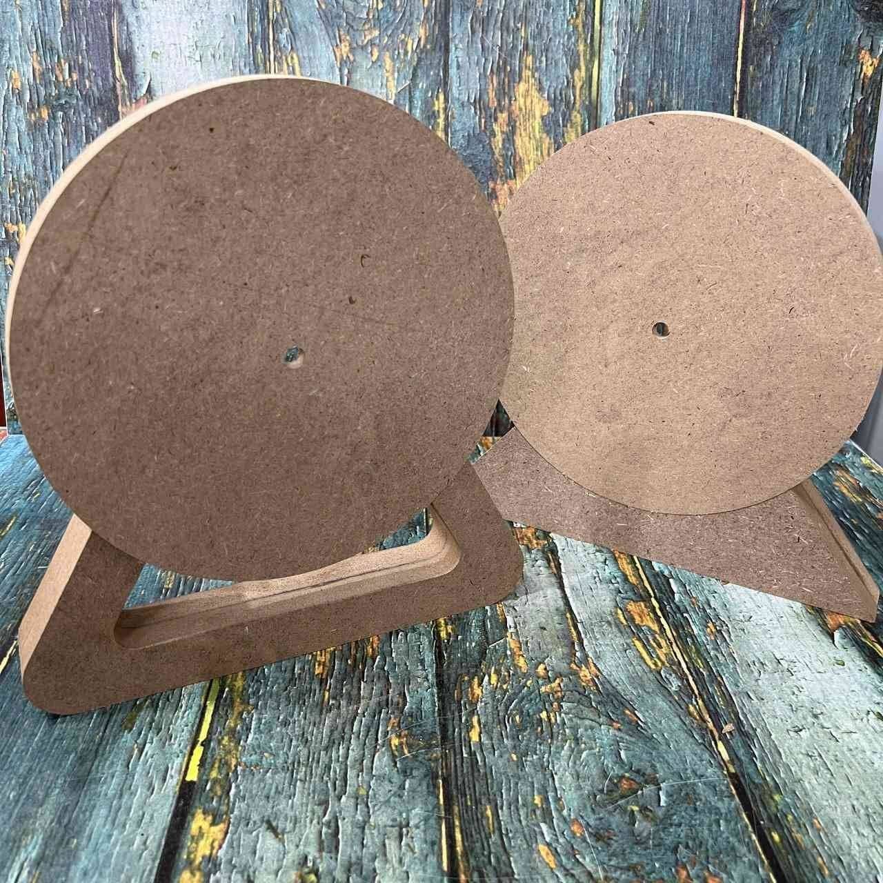 دو عدد ساعت چوبی رو میزی از نمای رو به رو