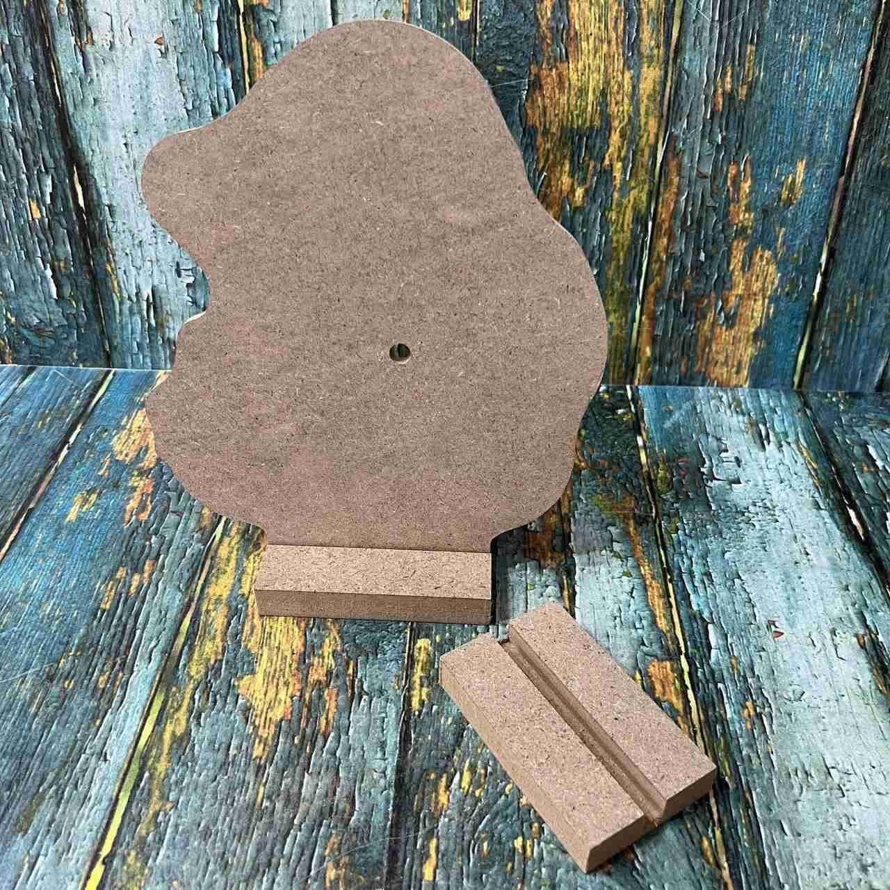 یک عدد ساعت چوبی رومیزی از نمای رو به رو