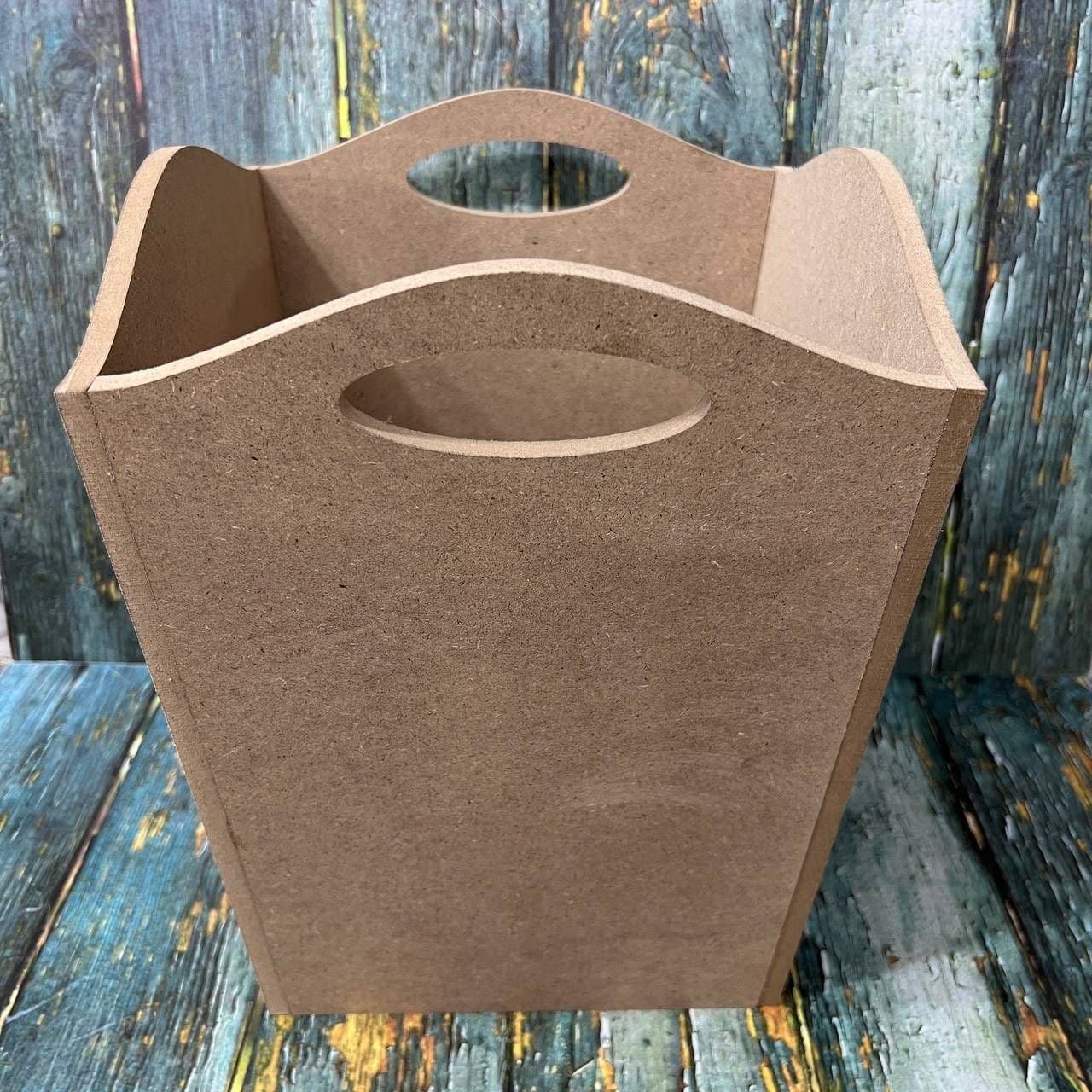 سطل چوبی بر روی زمین
