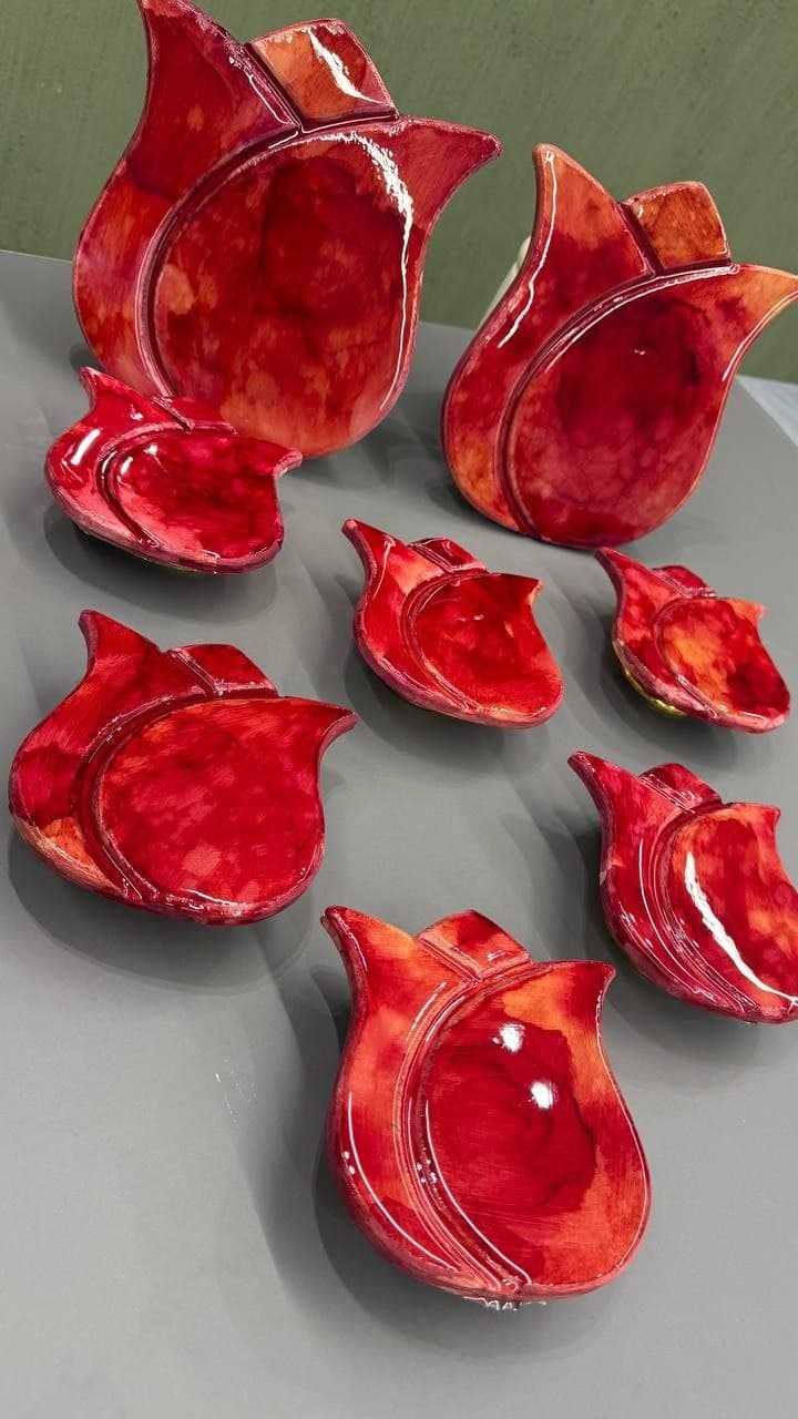 محصولات چوبی به شکل گل لاله رنگ شده از نمای بالا