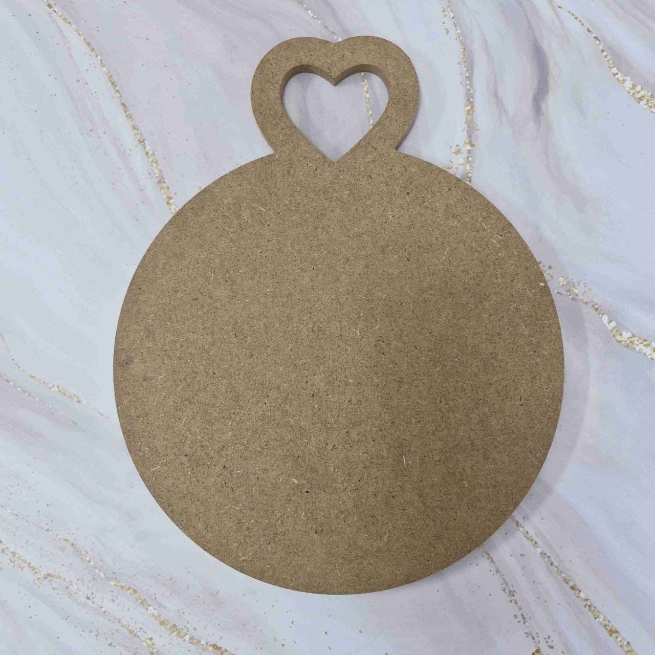 دایره ی چوبی با دسته ی طرح قلب از نمای رو به رو